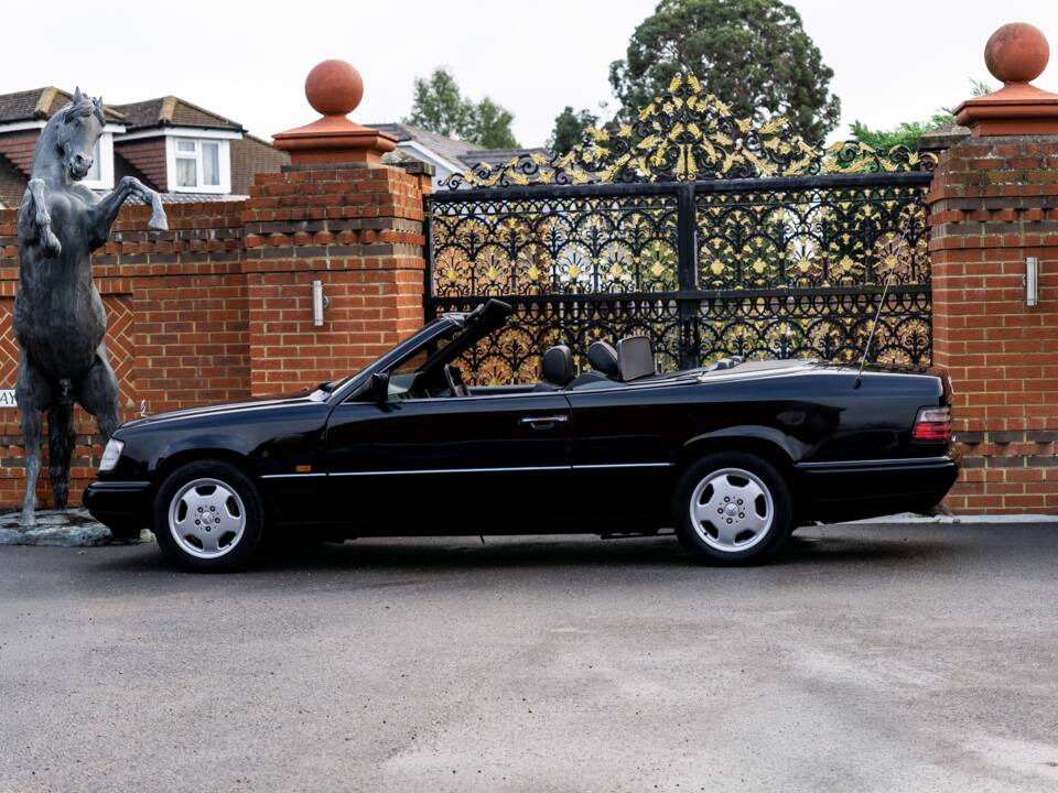 Bild 12/42 von Mercedes-Benz E 320 (1995)