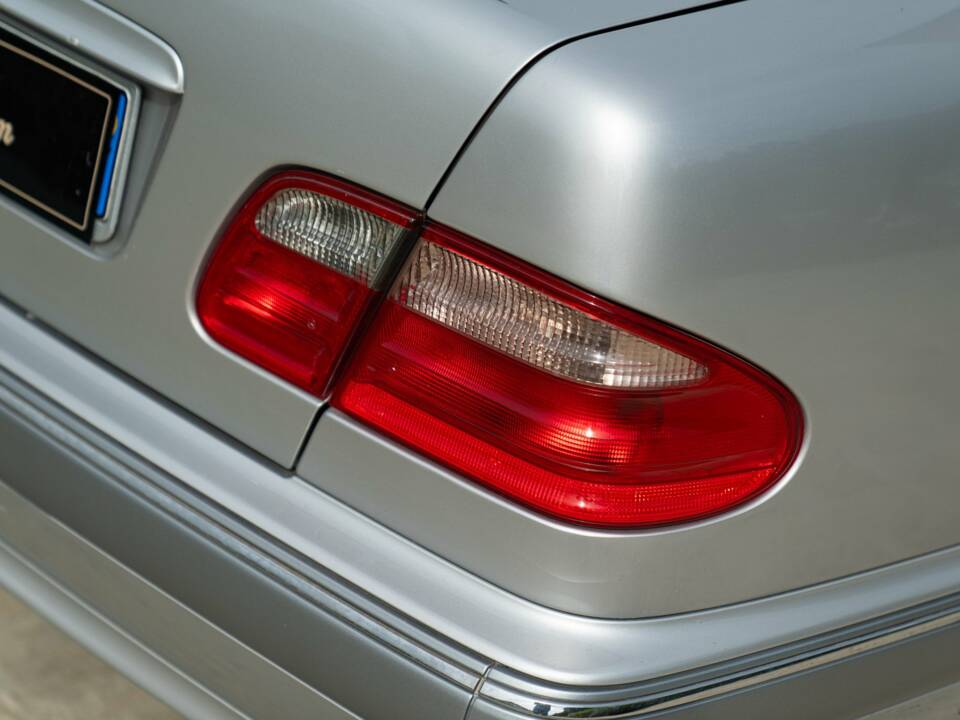 Image 11/50 of Mercedes-Benz E 430 (2000)