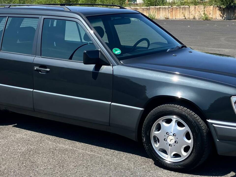 Bild 2/41 von Mercedes-Benz E 220 T (1995)