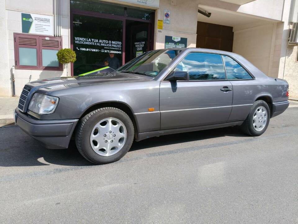 Bild 6/35 von Mercedes-Benz E 200 (1995)