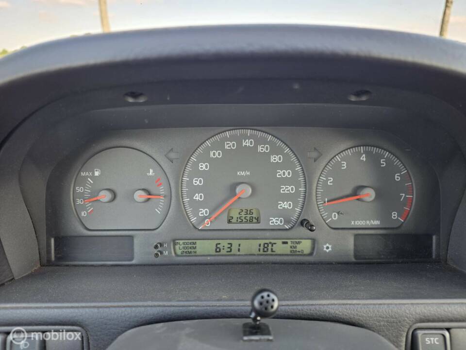 Image 18/37 of Volvo V 70 2.4 (2000)