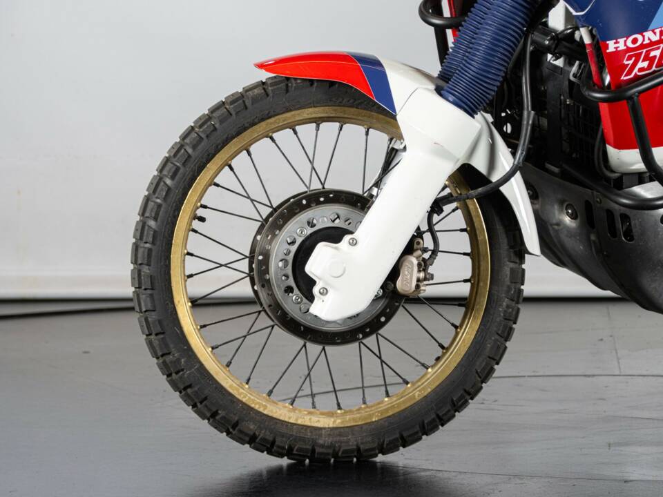 Bild 41/50 von Honda DUMMY (1990)