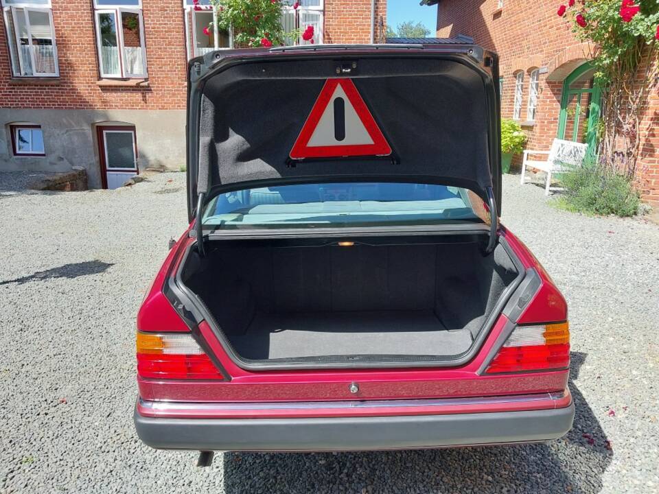 Image 13/15 of Mercedes-Benz 230 E (1990)