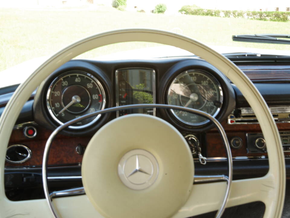 Image 29/73 de Mercedes-Benz 280 SE (1969)