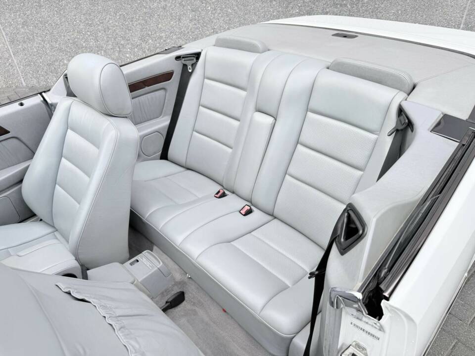 Imagen 17/41 de Mercedes-Benz E 320 (1995)