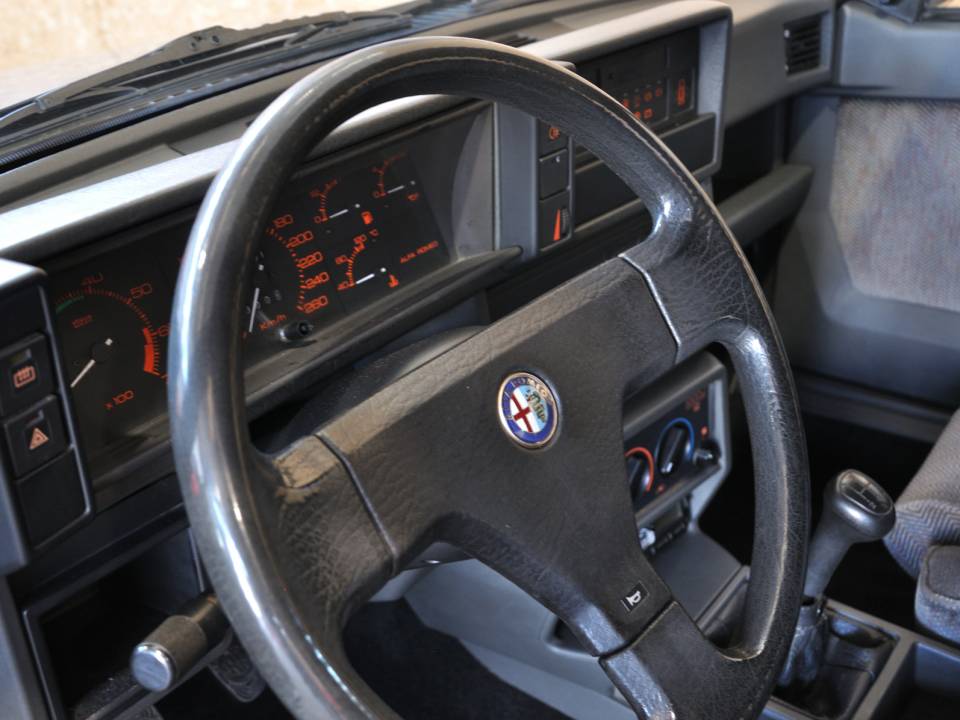 Afbeelding 16/48 van Alfa Romeo 75 2.0 Twin Spark (1988)