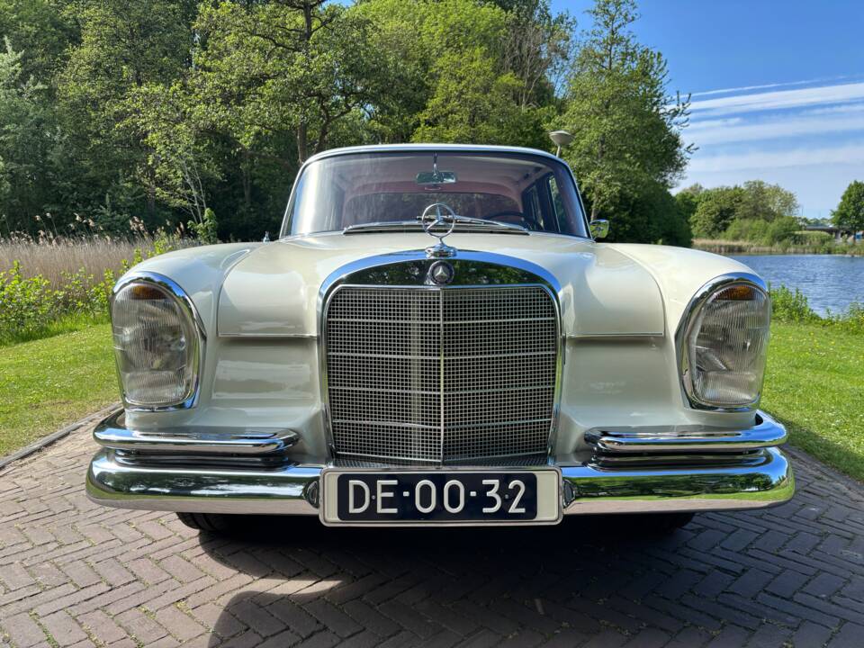 Image 2/64 of Mercedes-Benz 220 S b (1965)