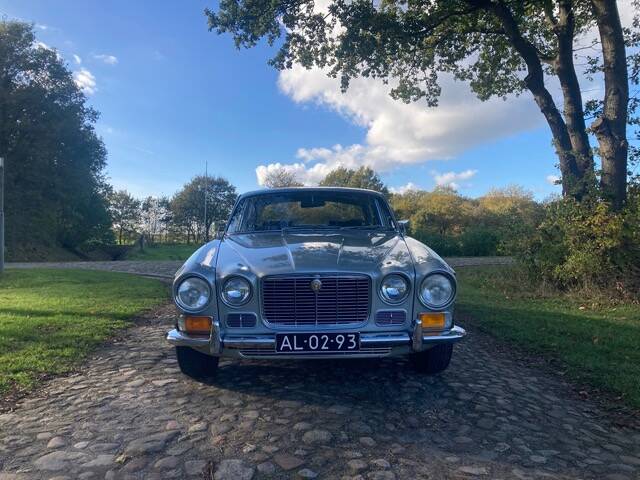 Image 9/60 of Jaguar XJ 6 4.2 (1972)