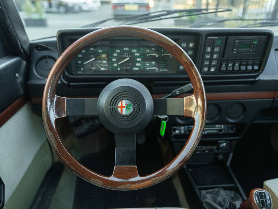 Image 27/39 de Alfa Romeo Alfetta 2.0 (1983)