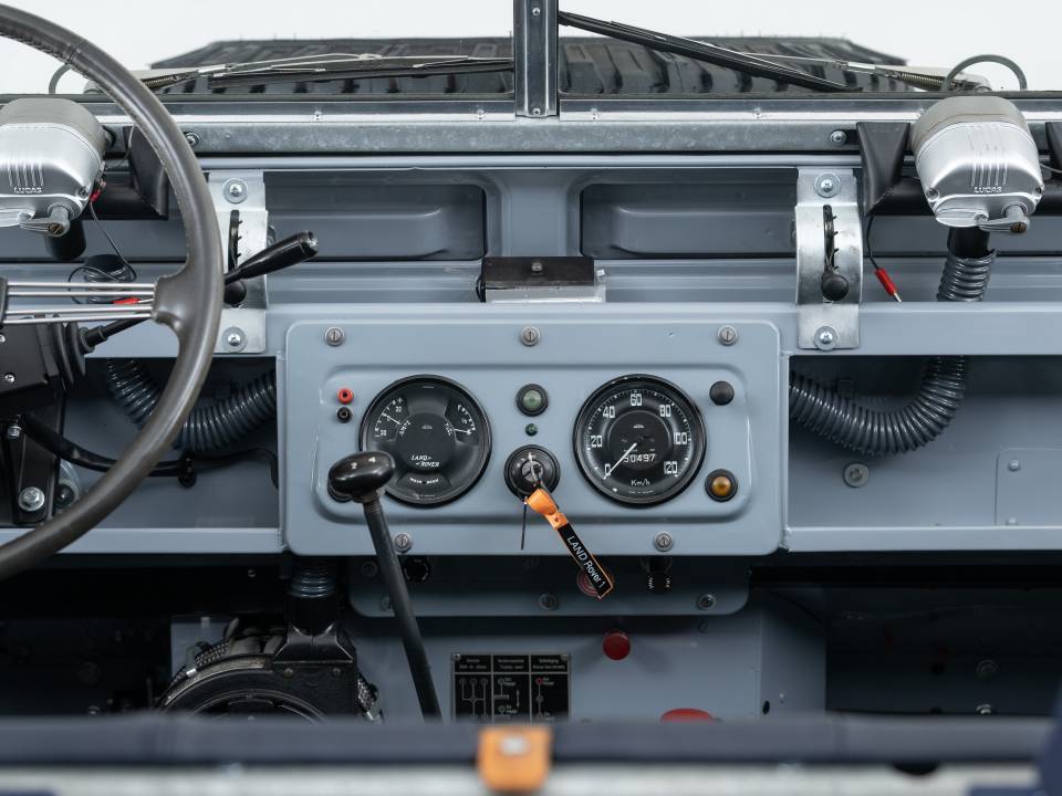 Image 23/57 of Land Rover 88 (1961)