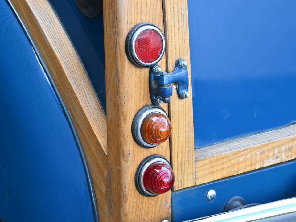 Image 35/37 of Morris Minor 1000 Traveller (1971)