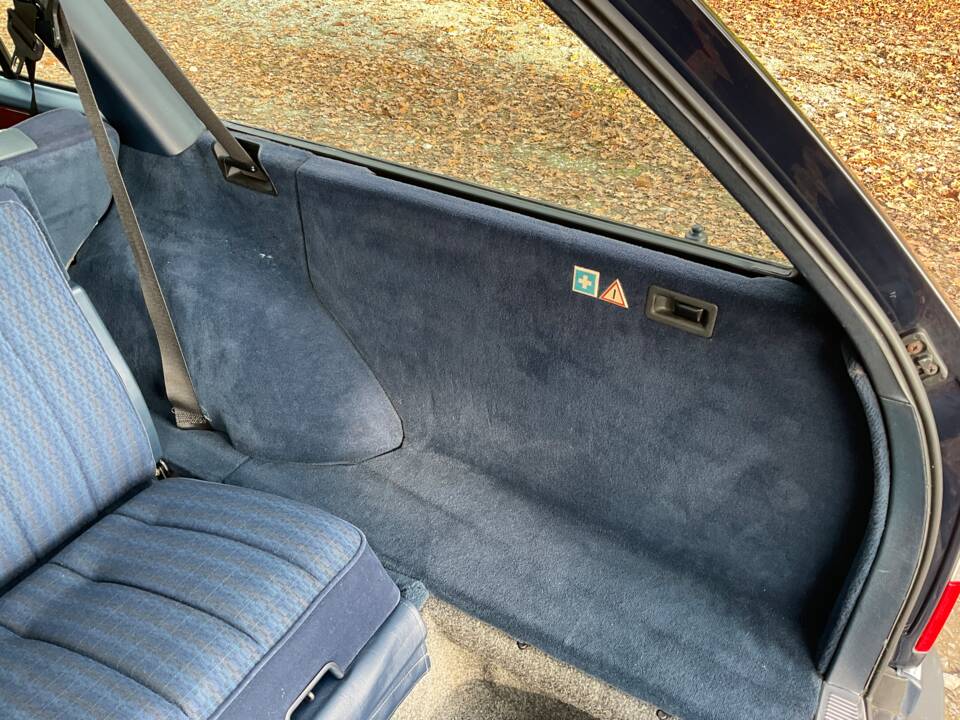 Image 89/149 of Mercedes-Benz 320 TE (1993)