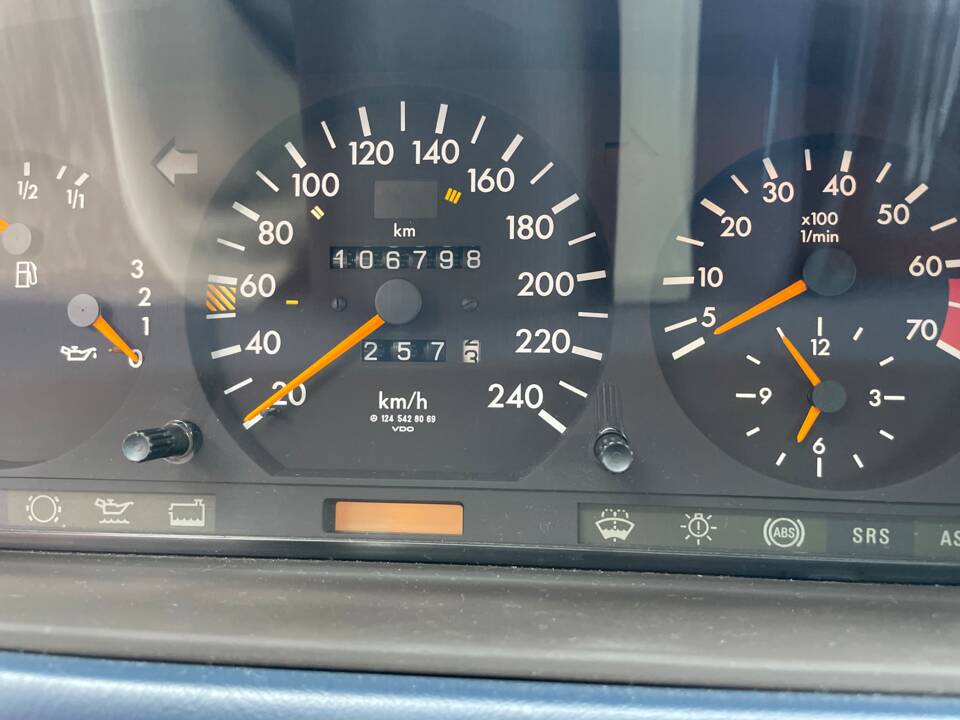 Image 25/25 of Mercedes-Benz E 200 (1996)