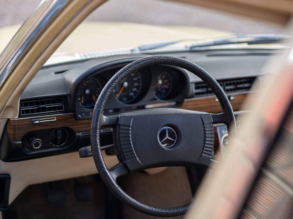 Image 23/40 of Mercedes-Benz 350 SE (1975)