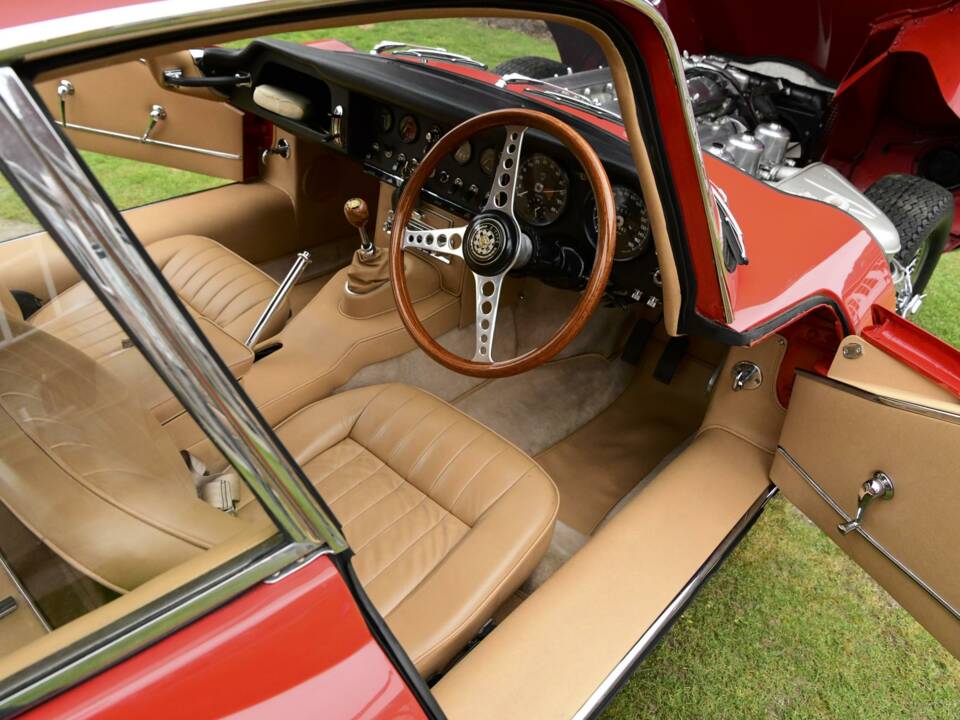 Image 22/50 de Jaguar E-Type (1968)