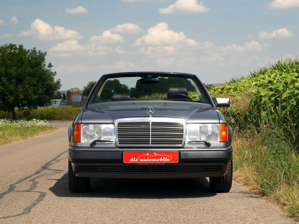 Image 17/50 de Mercedes-Benz 320 CE (1994)