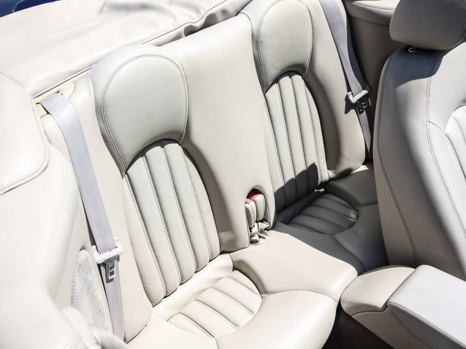 Image 21/36 of Jaguar XK8 4.0 (2001)