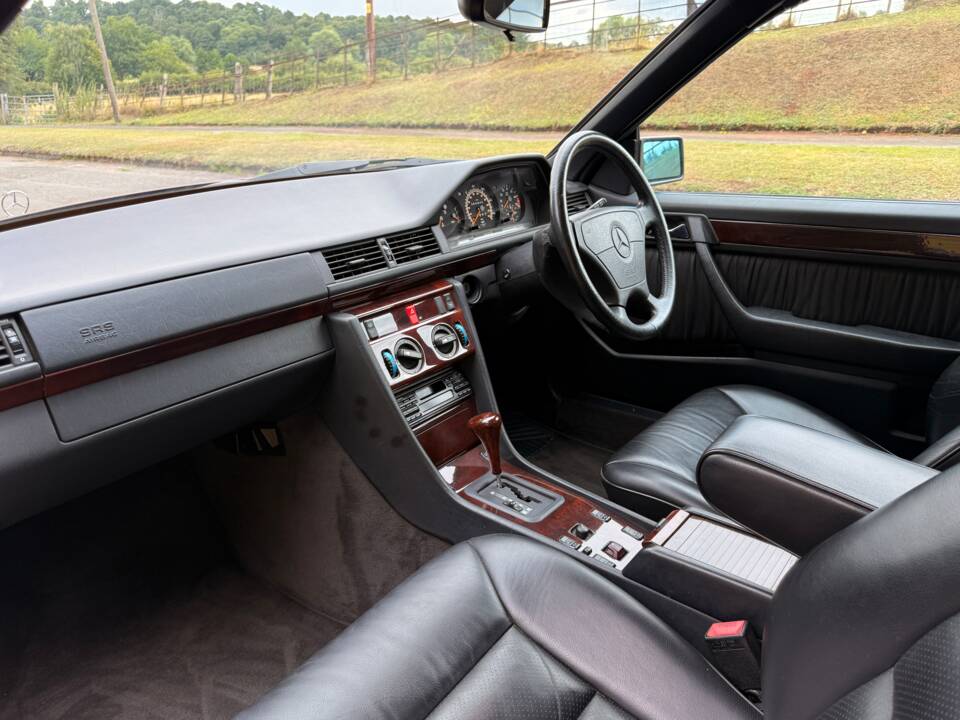 Bild 12/32 von Mercedes-Benz E 220 (1996)
