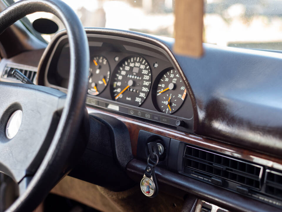Image 58/95 of Mercedes-Benz 560 SEC (1985)