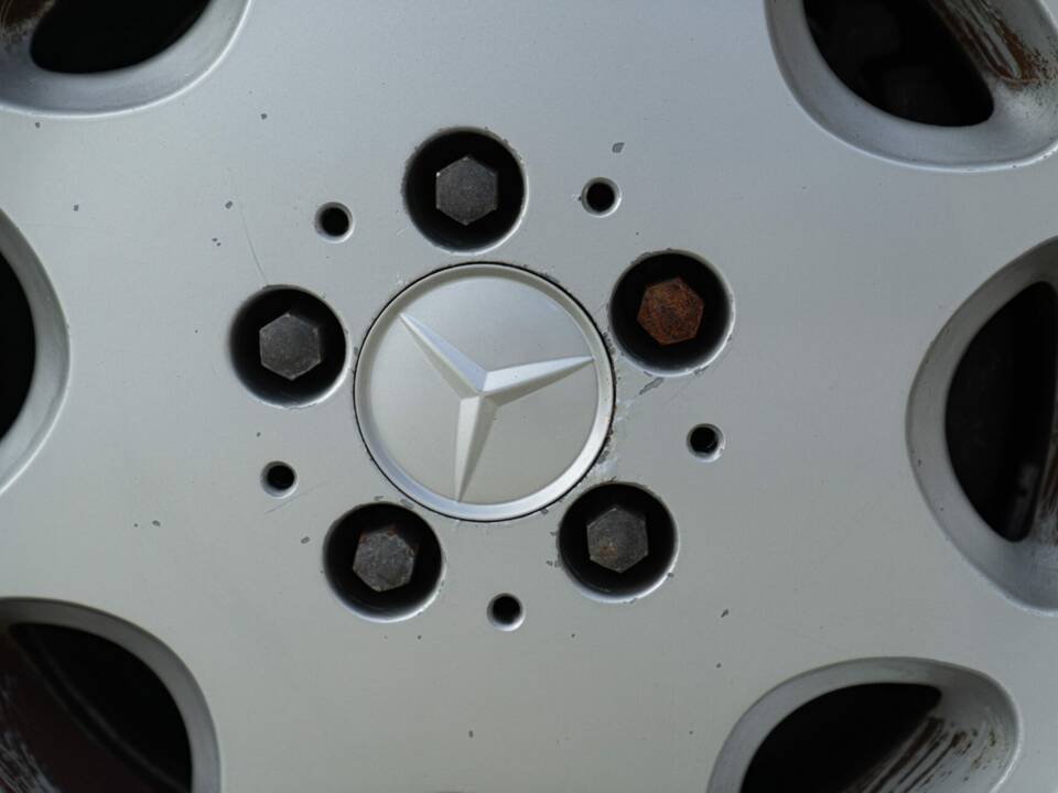 Immagine 19/48 di Mercedes-Benz 200 CE (1990)