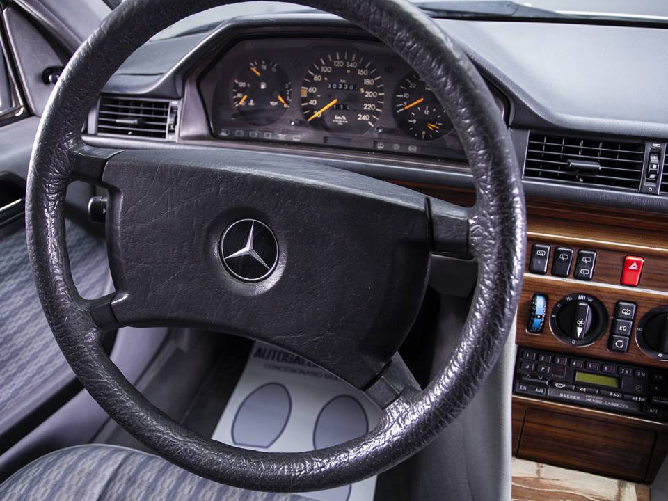 Immagine 30/40 di Mercedes-Benz 300 TE (1991)