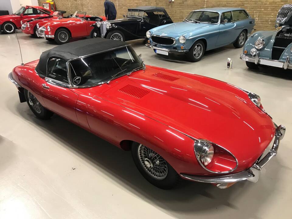 Image 2/32 de Jaguar E-Type (1969)