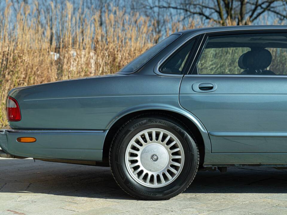 Bild 9/50 von Jaguar XJ 8 Executive (1997)