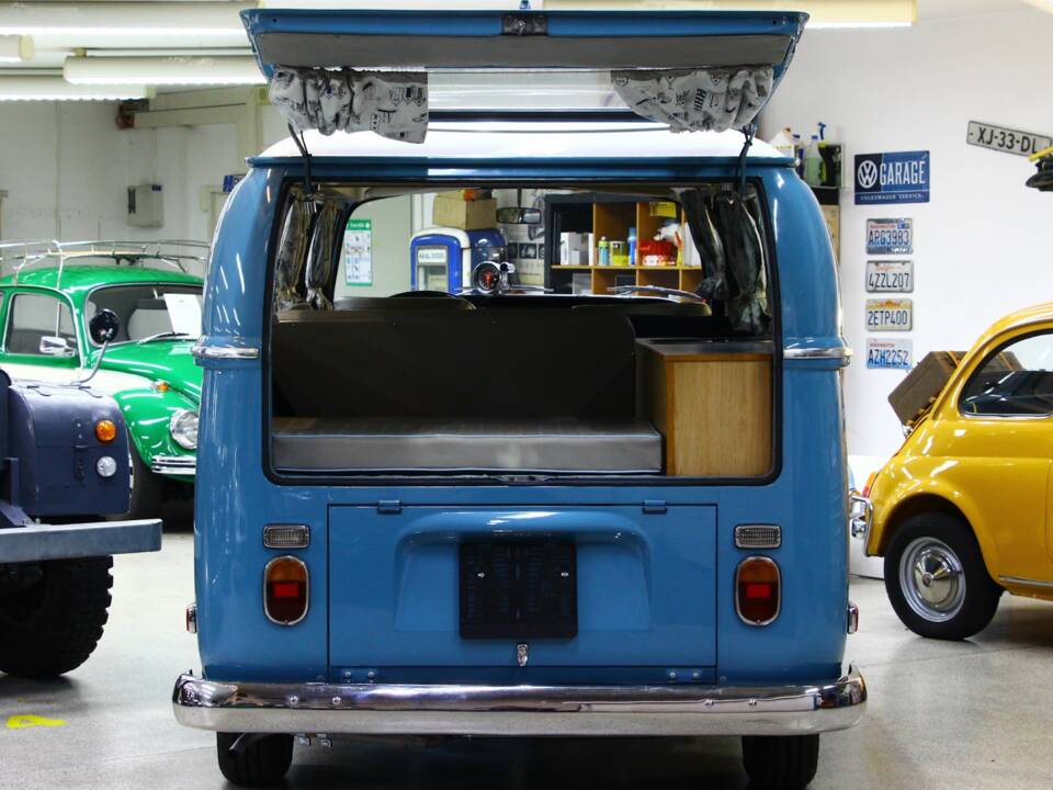 Image 25/33 of Volkswagen T2a minibus (1970)