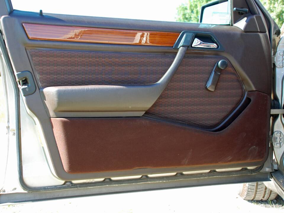 Image 16/34 of Mercedes-Benz 230 E (1992)