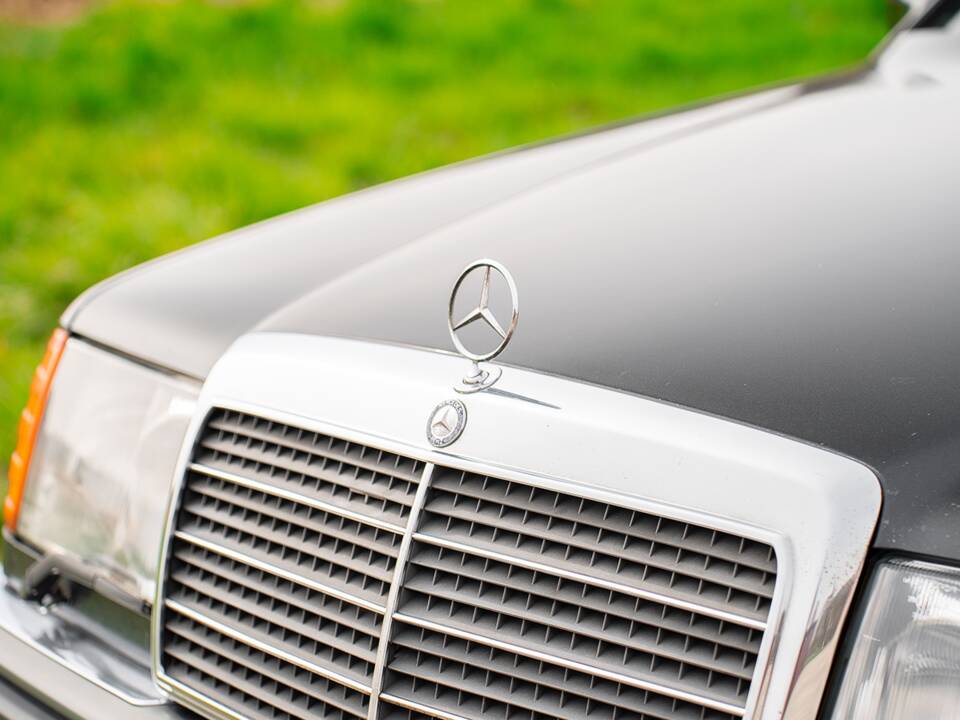 Bild 9/61 von Mercedes-Benz 500 E (1992)