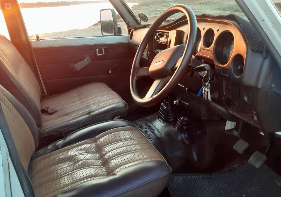 Image 14/61 of Toyota Land Cruiser FJ 62 (1989)