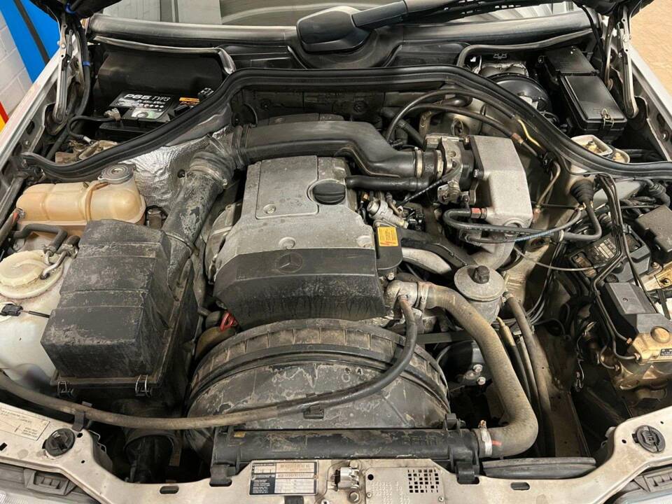 Image 5/18 de Mercedes-Benz E 200 (1993)