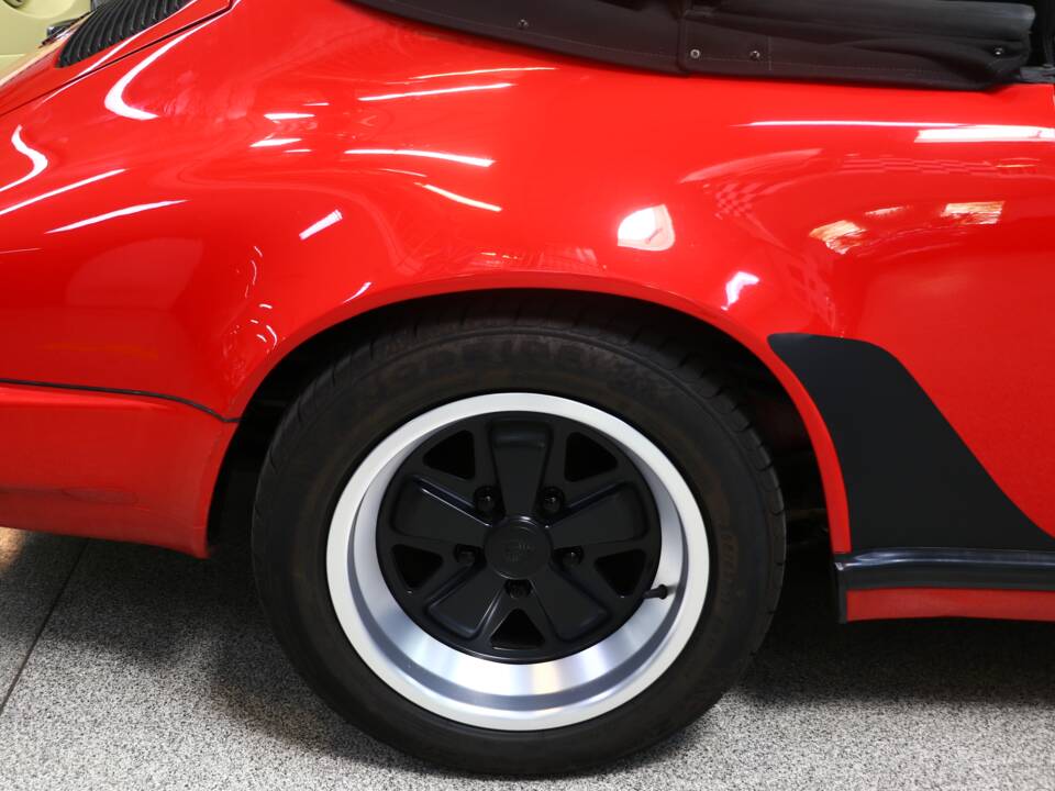 Image 32/47 of Porsche 911 Carrera 3.2 (1989)