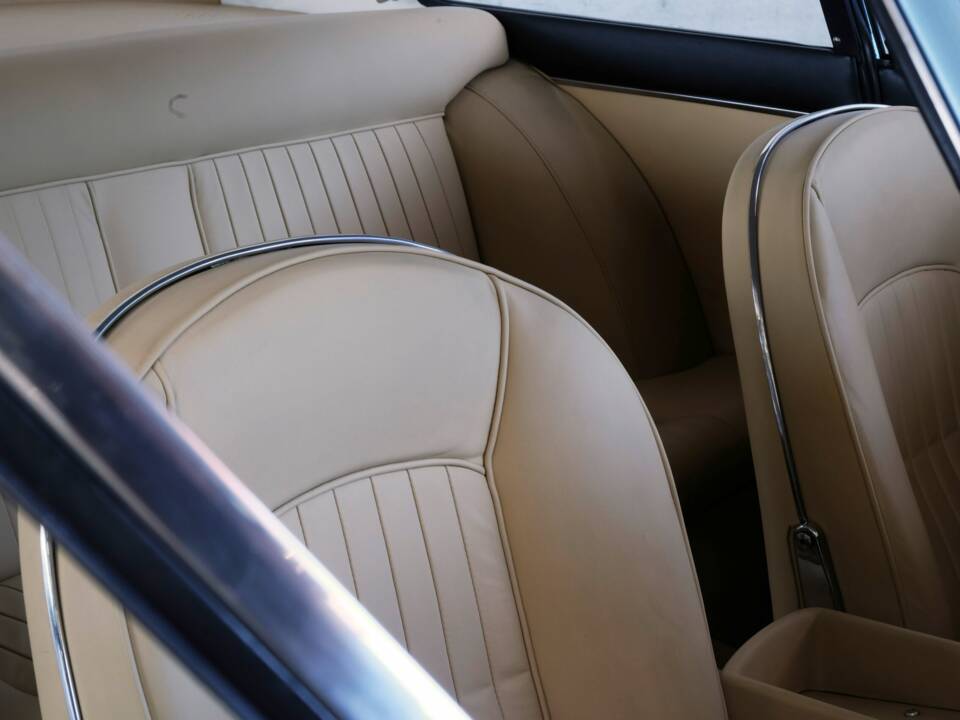 Image 38/50 of Ferrari 330 GT 2+2 (1964)