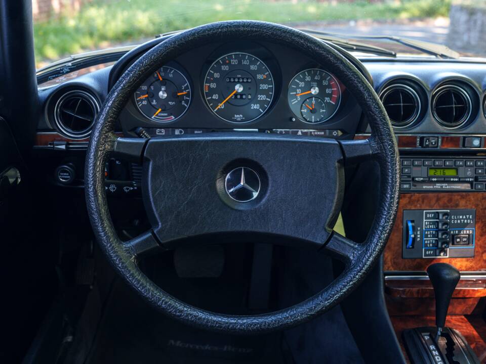 Image 14/26 of Mercedes-Benz 380 SLC (1981)