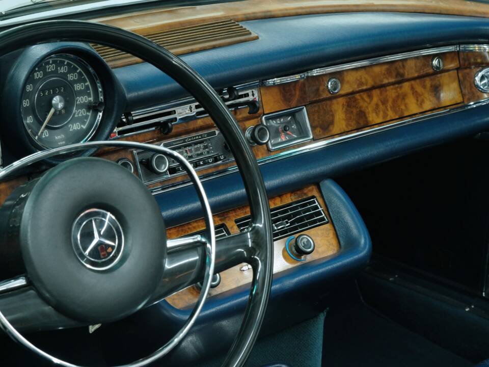 Image 24/50 of Mercedes-Benz 280 SE 3,5 (1970)