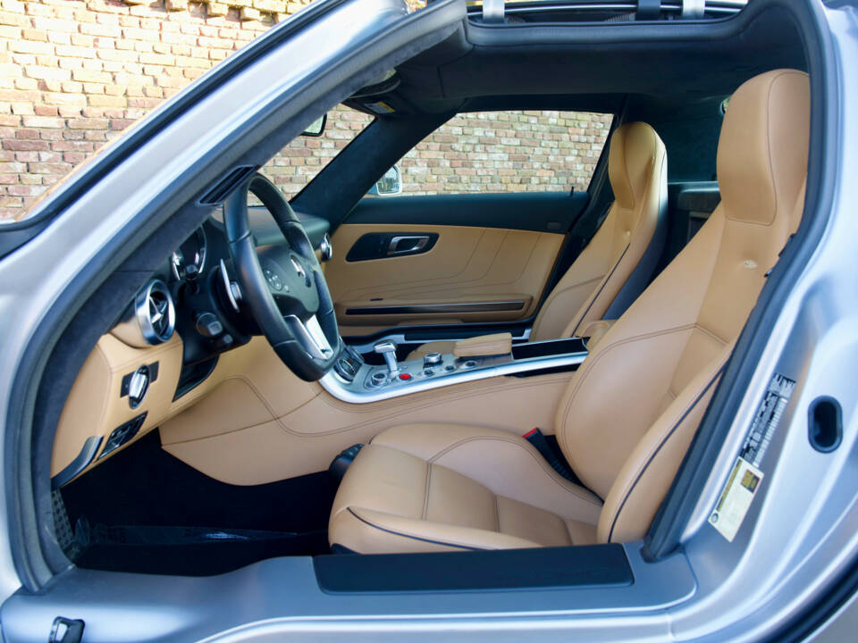 Imagen 20/50 de Mercedes-Benz SLS AMG (2011)