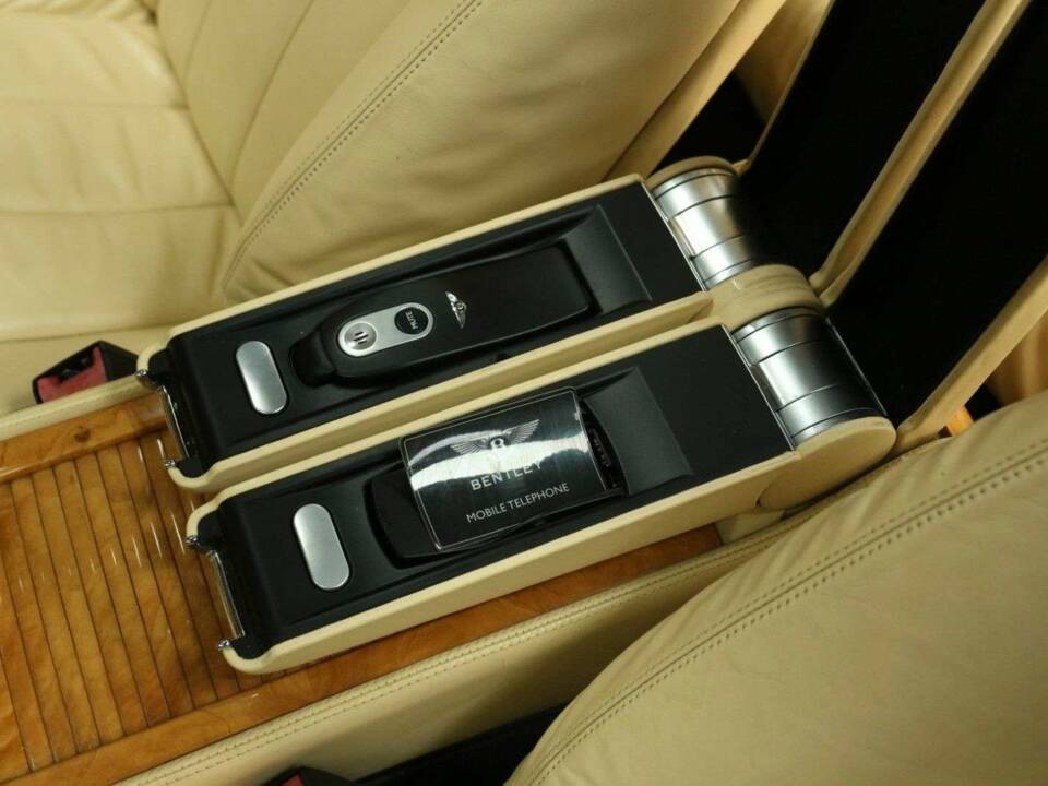 Image 23/49 de Bentley Azure (2006)