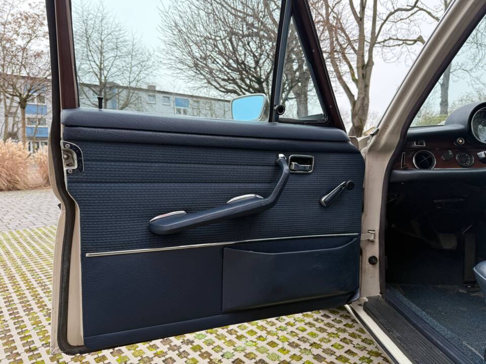 Image 15/44 of Mercedes-Benz 280 SEL 3,5 (1971)