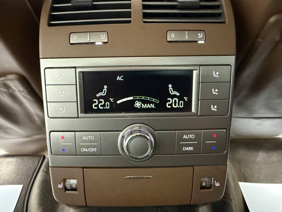 Image 16/25 of Volkswagen Phaeton 3.0 V6 TDI (2011)