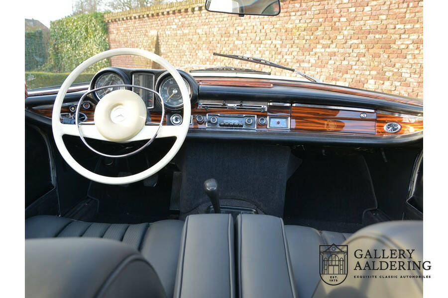 Image 9/50 of Mercedes-Benz 280 SE 3,5 (1971)