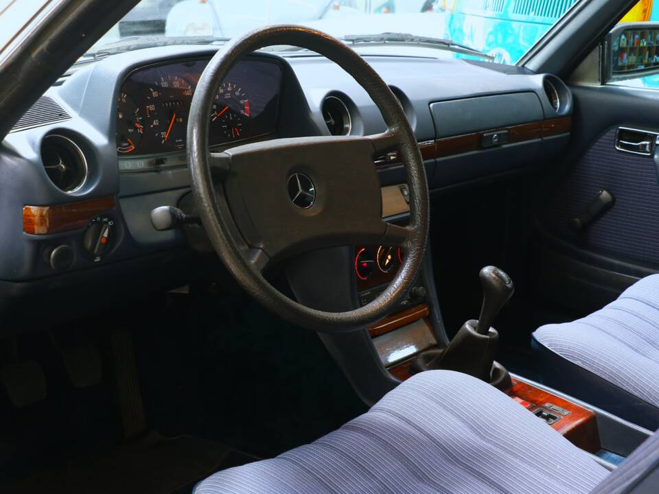 Bild 13/38 von Mercedes-Benz 230 CE (1984)