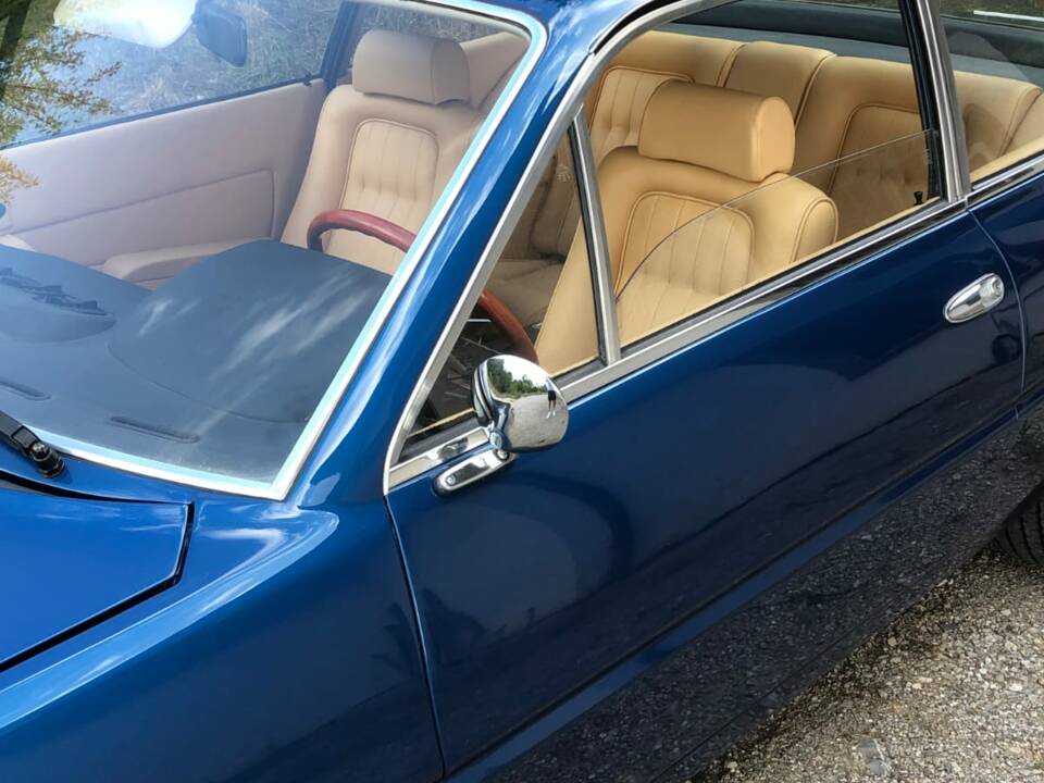 Image 42/77 of Ferrari 365 GT4 2+2 (1975)