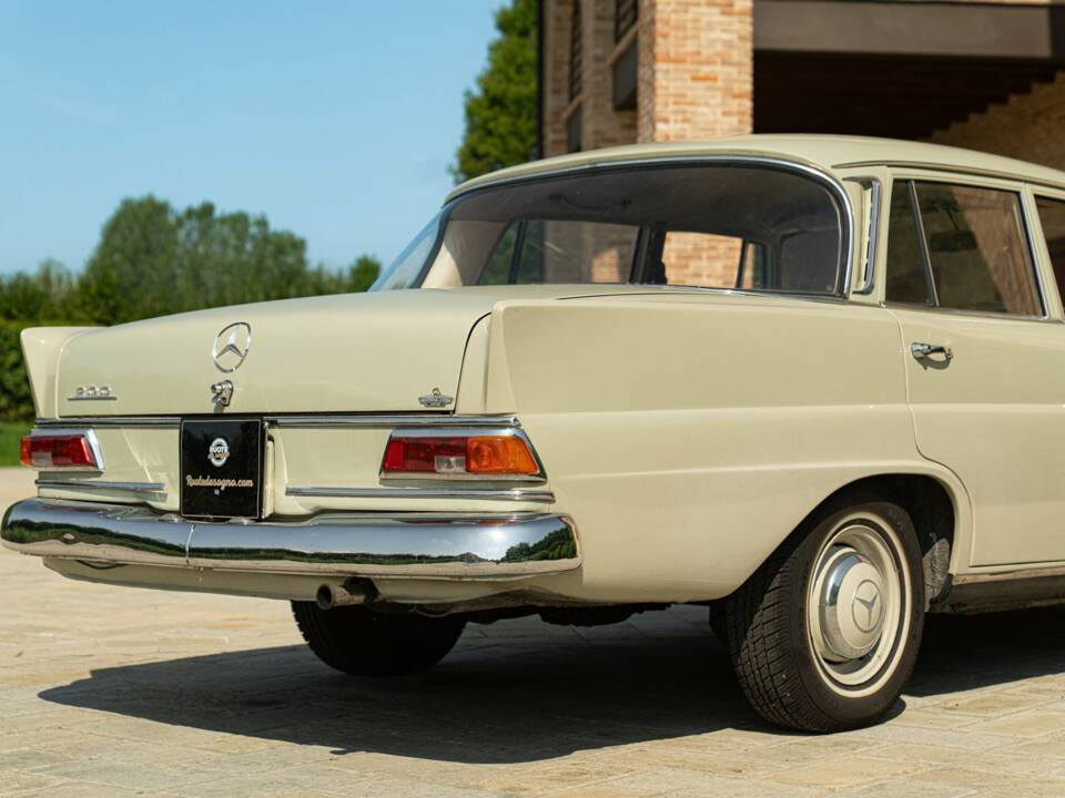 Image 9/50 of Mercedes-Benz 200 (1966)