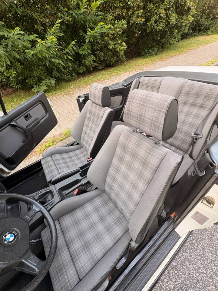 Immagine 19/75 di BMW 320i (1988)