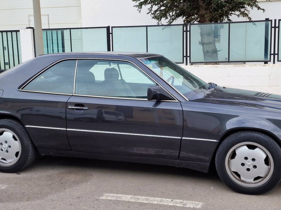 Image 4/11 of Mercedes-Benz 300 CE (1991)
