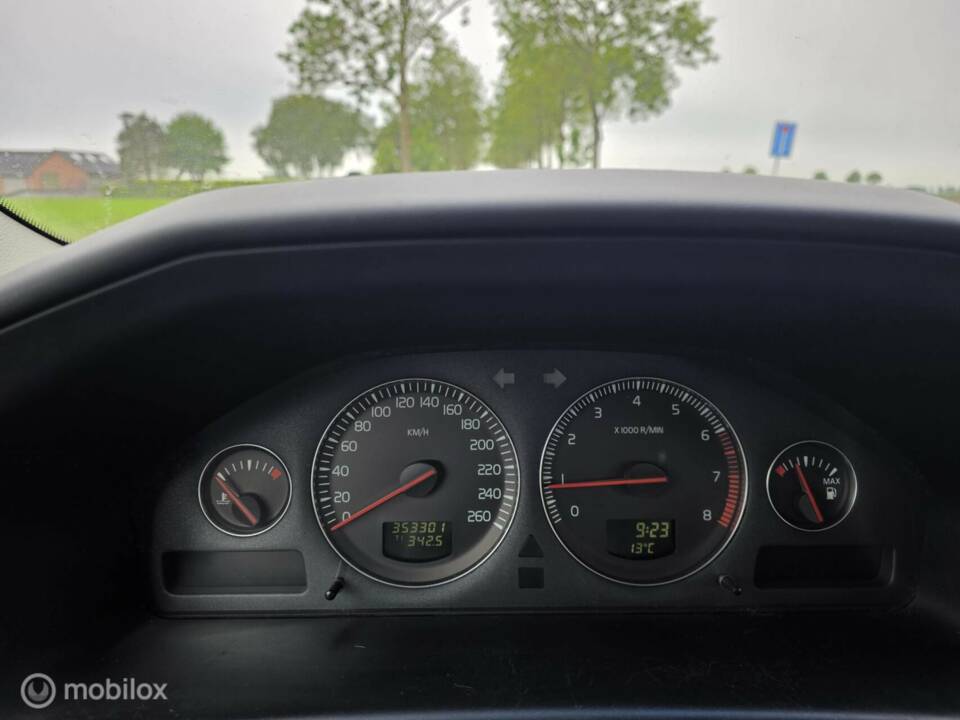 Bild 9/23 von Volvo V 70 2.4 (2003)