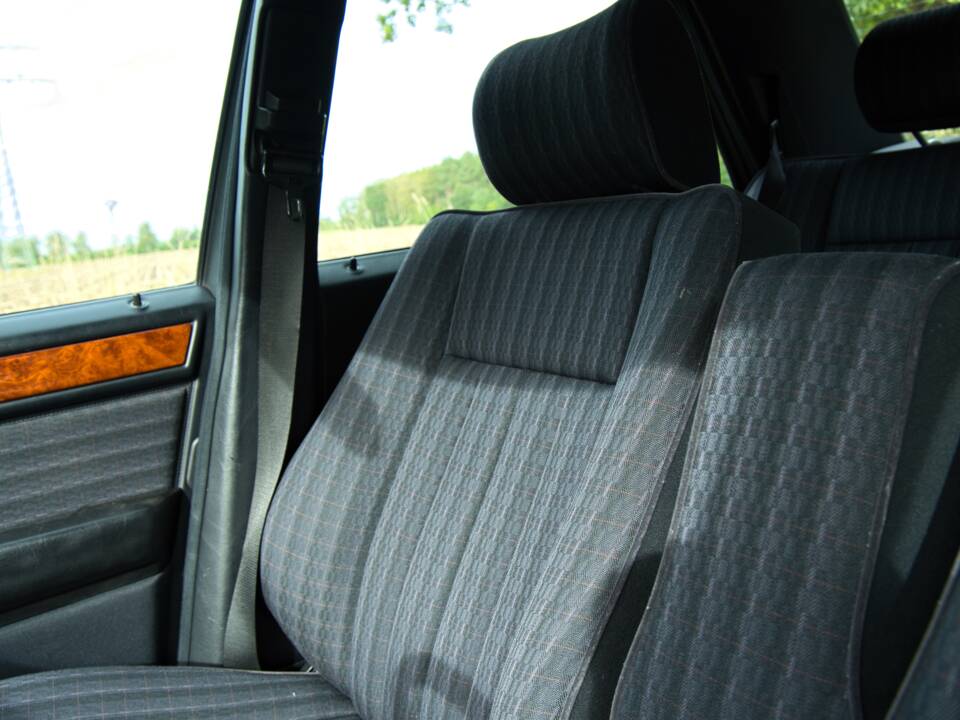 Image 27/63 of Mercedes-Benz 220 E (1993)
