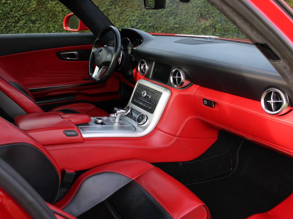 Image 48/57 of Mercedes-Benz SLS AMG (2010)