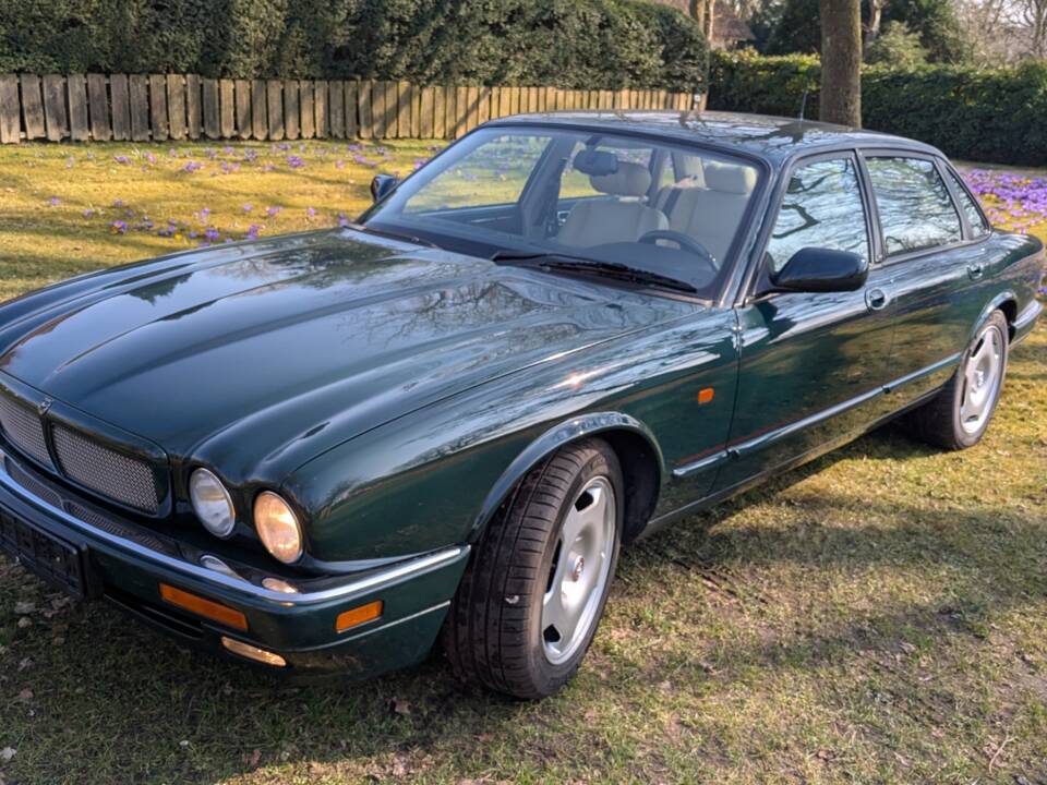 Image 3/64 of Jaguar XJR 4.0 Supercharged (1995)